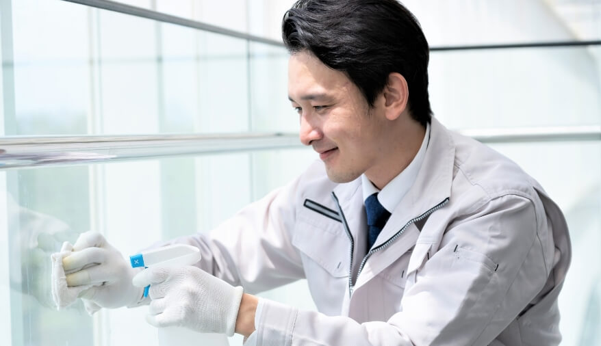 ガラスを拭く男性