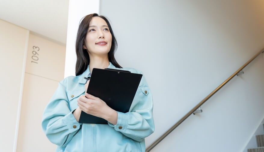 清掃チェックする女性
