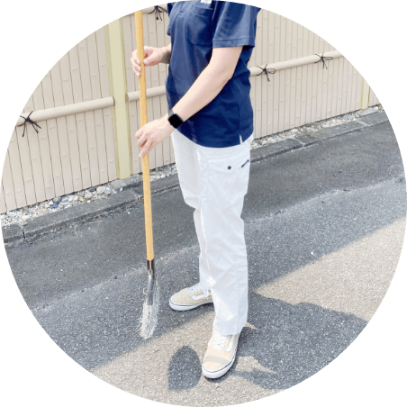 掃除をしている足元